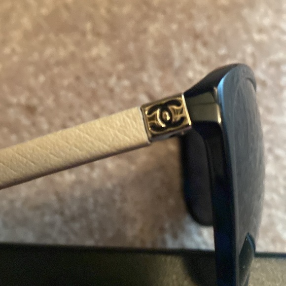 Black Chanel Sunglasses with ivory and black two toned stems . - Picture 3 of 12